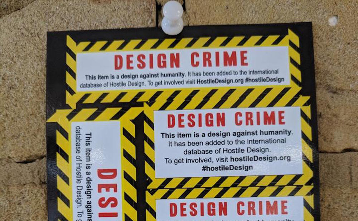 Sticker marking the use of hostile design